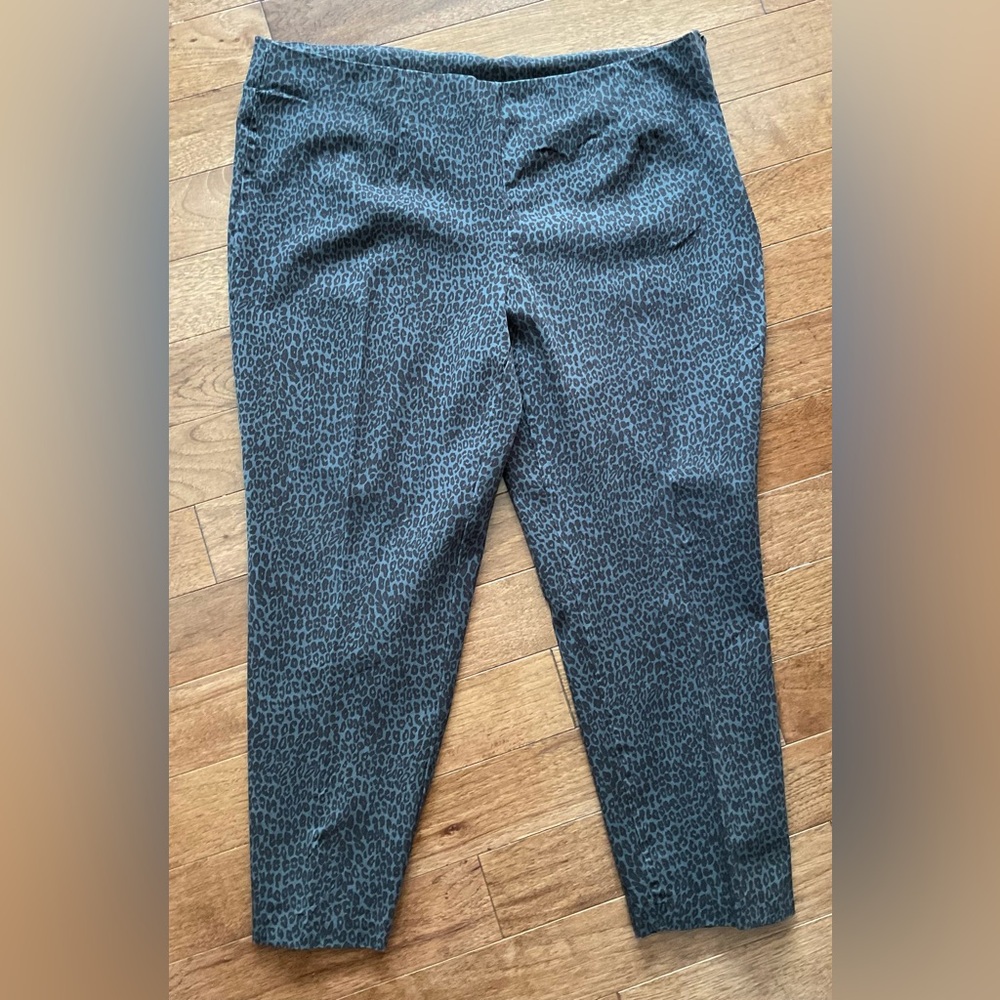 Time and Tru Black Leopard Print Cropped Pants